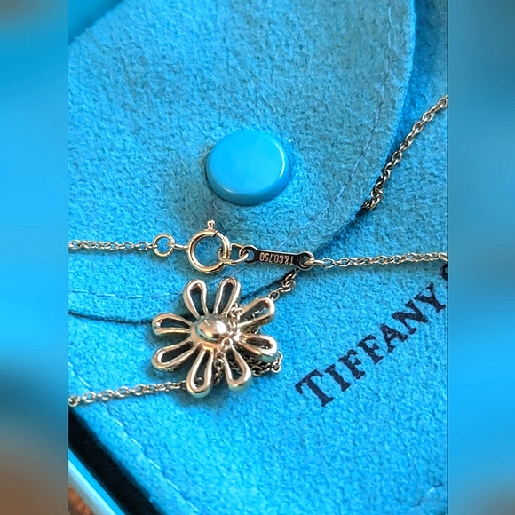 Tiffany and co 18K Gold Daisy necklace by Paloma Picasso - Picture 4 of 8